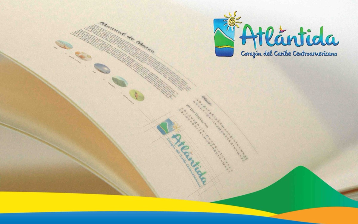 The cover of the Atlántida brand manual: the logo, a sun over green hills, and the line “Corazón del Caribe Centroamericano”.